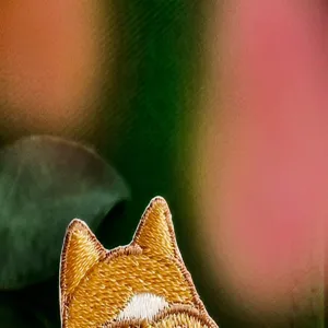 Gros plan d'un joli patch brodé d'animal de chien de dessin animé pour vêtements.
