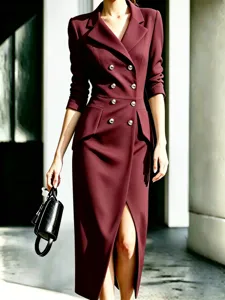 Dettaglio dell'abito blazer bordeaux doppio petto, vita aderente e collo con risvolto elegante.