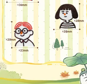 Vue détaillée de patchs brodés de personnages mignons avec dimensions pour déco DIY.