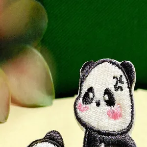 Niedlicher Cartoon-Panda-Bestickungsaufnäher, DIY-Bügelbild für Kleidung, Jacken und Taschen.
