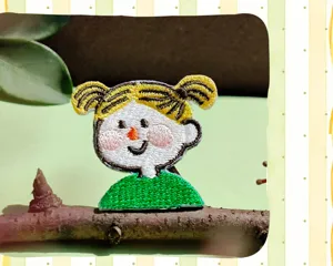 Détail de patch brodé de fille de dessin animé mignon, idéal pour la déco de vêtements.