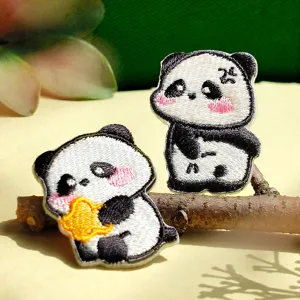 Süßer Cartoon Panda Stickerei Aufnäher, DIY Bügelbild für Kleidung und Textilien Applikationen.