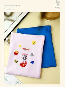 Pochette zippée en toile avec de jolis patchs brodés pour un rangement portable quotidien.