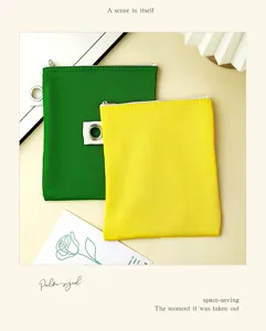 Vue détaillée de la jolie petite trousse de maquillage en toile colorée et anneau.