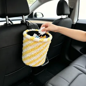 Hangende auto-prullenbak met pluche gestreept ontwerp en binnenemmer voor handige opslag.