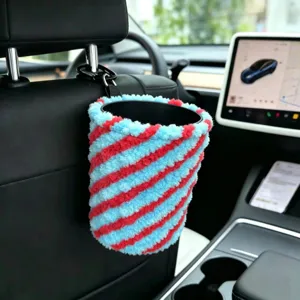 Pluche gestreepte auto hangende prullenbak detailweergave van de installatie in het voertuig.