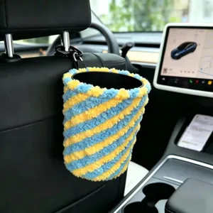 Pluche gestreepte hangende auto prullenbak en stoel organisator voor voertuig interieur.