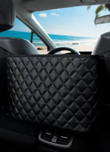 Detalle de bolsa de almacenamiento para asiento de auto, cuero negro, organizador práctico.