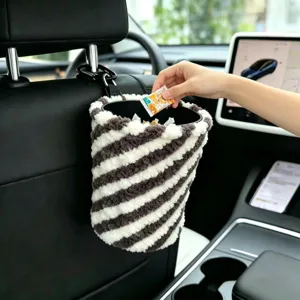 Detail van de hangende auto prullenbak met pluche gestreept ontwerp voor handig gebruik.