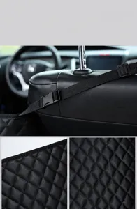 Detalle de organizador de coche con costuras precisas, textura de cuero de rombos y hebillas.