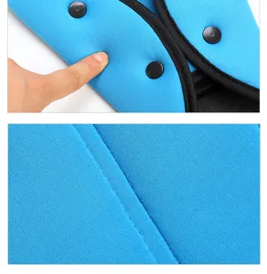 Gros plan détaillé du régleur de ceinture de sécurité auto bleu avec coutures et boutons.