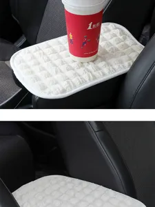 Auto-Armlehnenkissen Detail in weißem Plissee-Design für die Mittelkonsole im Auto.