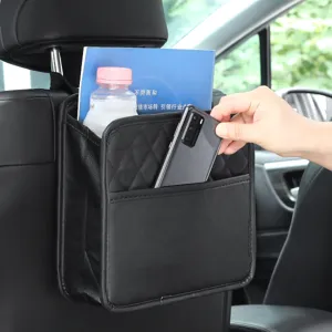 Organizador para respaldo de asiento de coche en cuero negro con diseño acolchado.