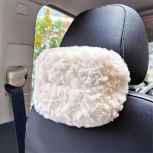 Primer plano detallado de una suave caja de pañuelos blanca colocada en un asiento de coche.