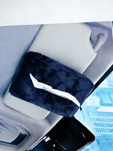 Detalle de la suave caja de panuelos de peluche azul oscuro para parasol de coche.