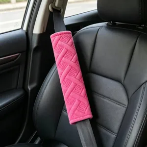 Cuscinetto spalla per cintura di sicurezza auto in peluche rosa, dettaglio fodera.
