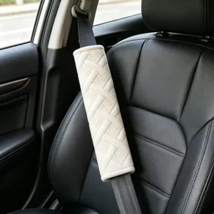 Copertura per cintura di sicurezza auto in morbido peluche beige con motivo in rilievo.