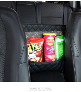 Vista detallada del organizador de asiento de coche colgante con compartimentos útiles.