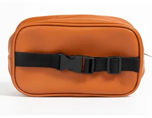 Caja de pañuelos para auto de cuero marrón, detalle de correa elástica y hebilla resistente.
