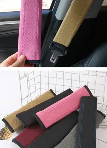 Primo piano di spalline per cinture di sicurezza auto in pelle trapuntata in vari colori.
