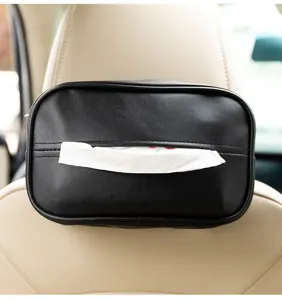 Detalle de la caja de pañuelos de coche de cuero negro con diseño colgante para un fácil acceso.