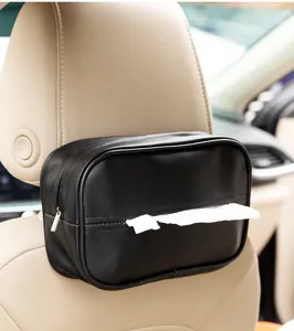 Detalle de caja de pañuelos de coche de cuero negro, organizador colgante trasero.