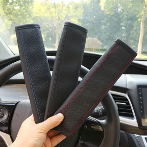 Comodi copri spallacci per cintura di sicurezza auto in pelle con elegante design trapuntato.