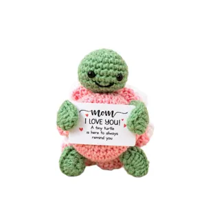 Peluche tortue au crochet fabriquée à la main avec carte encourageante, cadeau parfait pour maman.