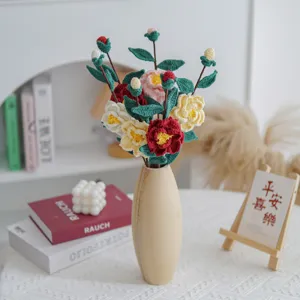 Bouquet de fleurs de camélia au crochet fait main, cadeau de décoration tricoté artificiel.