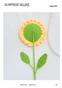 Handgemachte Häkel-Sonnenblume Detail, exquisite Wollblumenkunst mit zarten Blättern.