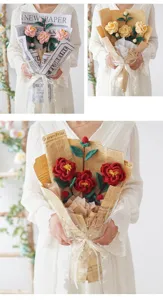 Handgemachte Häkel-Kamelien Blumenstrauß Detailansicht mit wunderschönen gestrickten Blumen.