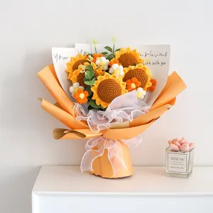 Vue détaillée du bouquet de tournesols au crochet, arrangement floral en laine exquise.
