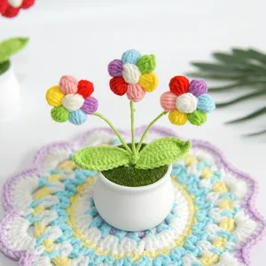 Détail de fleur bouffante crochetée à la main, plante en pot colorée pour bureau.