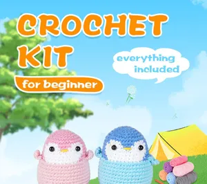 Kit uncinetto per principianti con simpatiche bambole pinguino e filati colorati per fai da te.