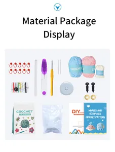 Dettaglio del kit uncinetto con gomitoli di filato colorato, ferri e guida per bambole DIY.