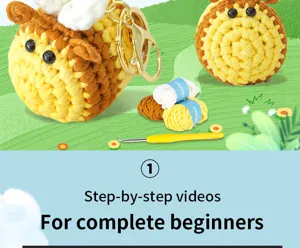 Häkelbiene Schlüsselanhänger DIY Set Detail mit süßen Garnknäueln und Videoanleitung.