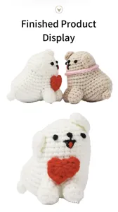 Gedetailleerd overzicht van handgemaakte gehaakte puppy's met rood hart, schattig garen.
