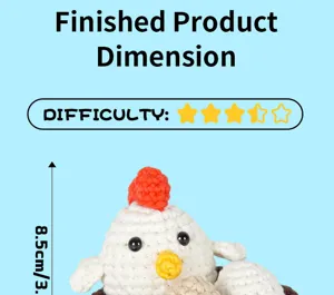Affichage de taille de poupée poussin au crochet, détail d'ornement en fil doux.