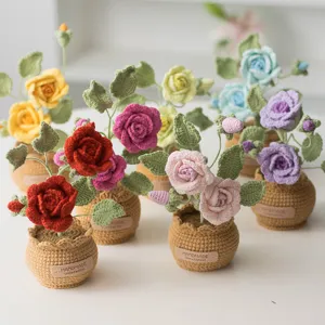 Pianta in vaso di rose all'uncinetto fatte a mano, decorazione di fiori in lana per scrivania.