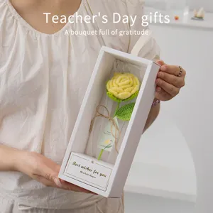 Coffret cadeau de roses au crochet faites à la main dans un emballage blanc, cadeau romantique.
