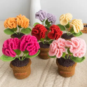 Pianta in vaso di rose all'uncinetto artigianale simpatico fiore lavorato a maglia