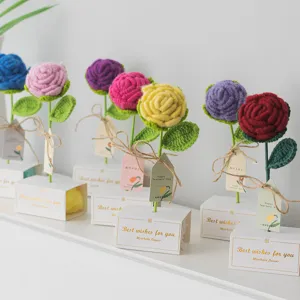 Boîte cadeau de roses au crochet faites à la main, bouquet tricoté éternel créatif