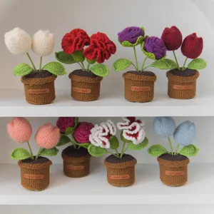 Fiori in vaso all'uncinetto fatti a mano decorazione da scrivania pianta lavorata a maglia