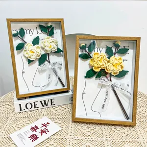 Cornice per foto con camelia all'uncinetto fatto a mano bouquet 3D decorazione regalo.