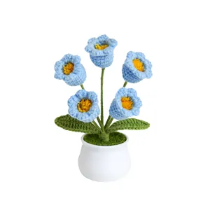 Pianta in vaso di mughetto all'uncinetto fatta a mano, graziosi fiori blu per la decorazione.