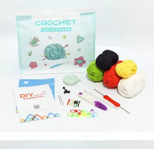 Dettaglio kit uncinetto con gomitoli di filato colorati, ferri ergonomici e istruzioni.