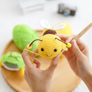 Χειροποίητο πλεκτό χαριτωμένο μέλισσα amigurumi DIY σετ νήματος με βελονάκι και μαλλί.