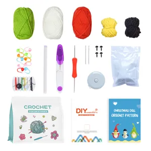 Kit uncinetto Natale per principianti con filo, ferri, imbottitura e istruzioni per bambola DIY.