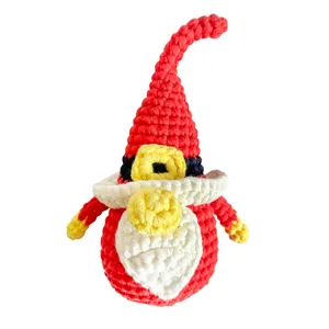 Bambola di gnomo di Natale all'uncinetto fatta a mano con cappello rosso e barba bianca.
