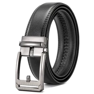 Heren zwart lederen riem met metalen automatische gesp, professionele weergave van de voorkant.